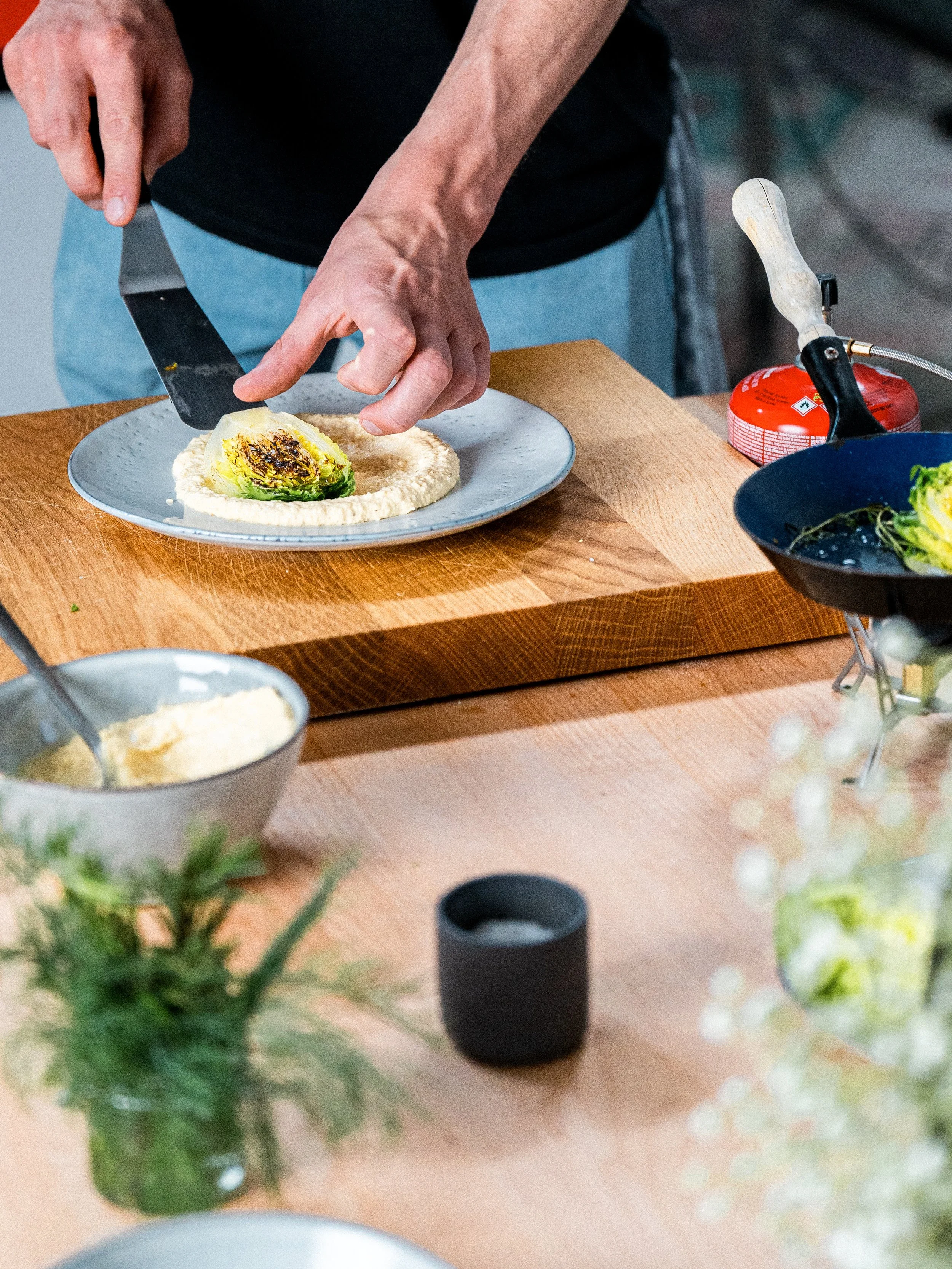 Gebratener Romana-Salat mit Hummus und Verrano Vinaigrette – 6