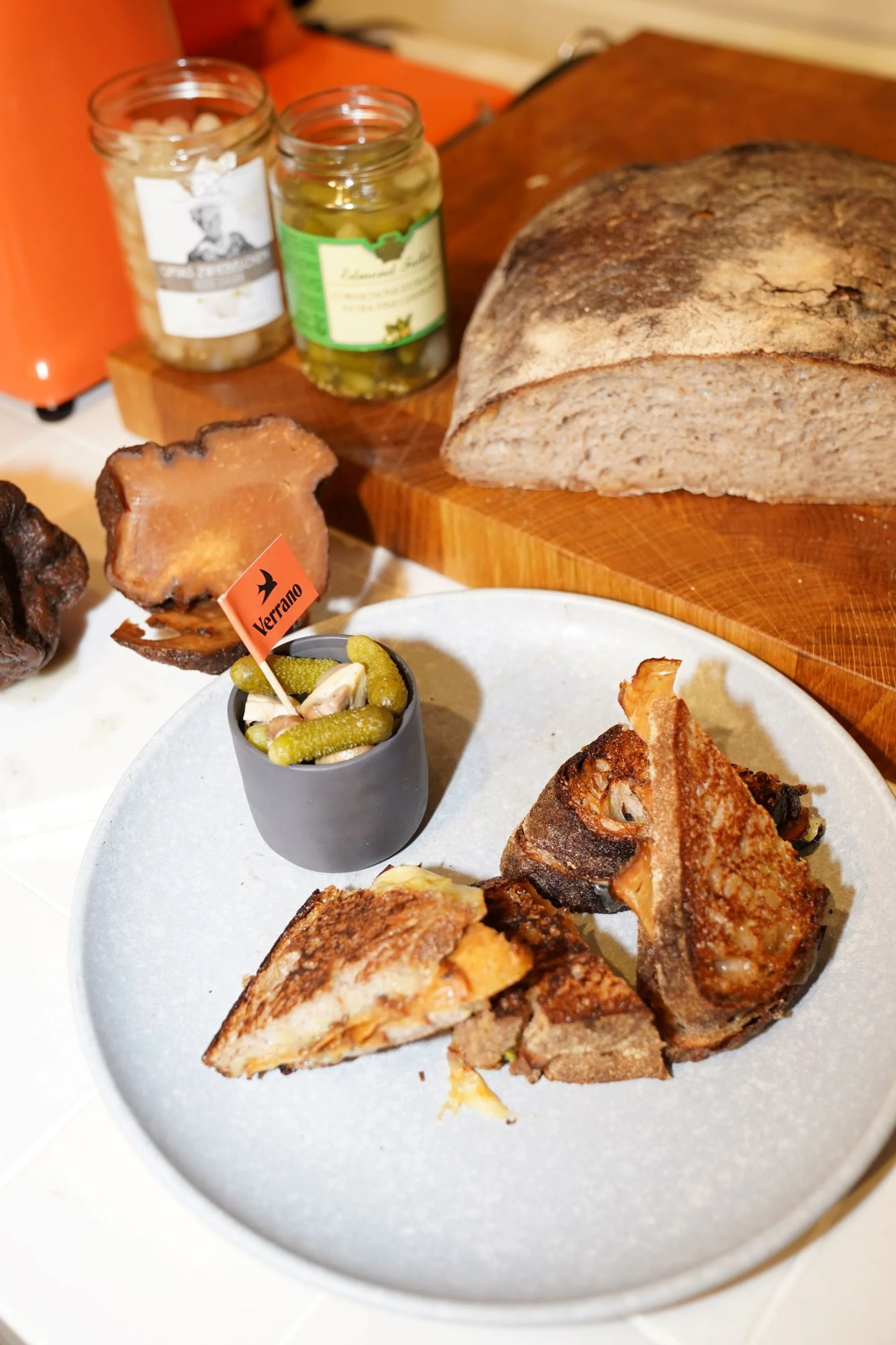 Grilled Cheese Sandwich mit Steckrüben Verrano, Cheddar und Pickles