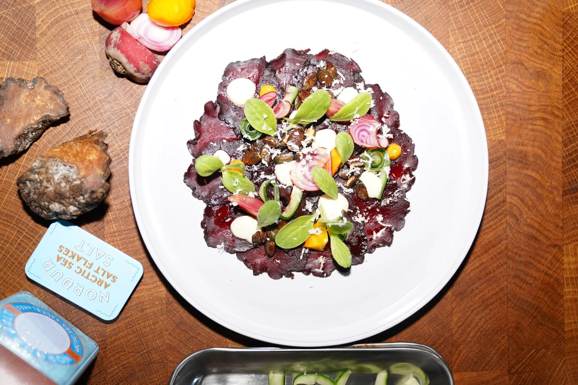 Verrano Rote Beete Carpaccio, Kürbiskernöl, Crème fraîche, Borretsch
