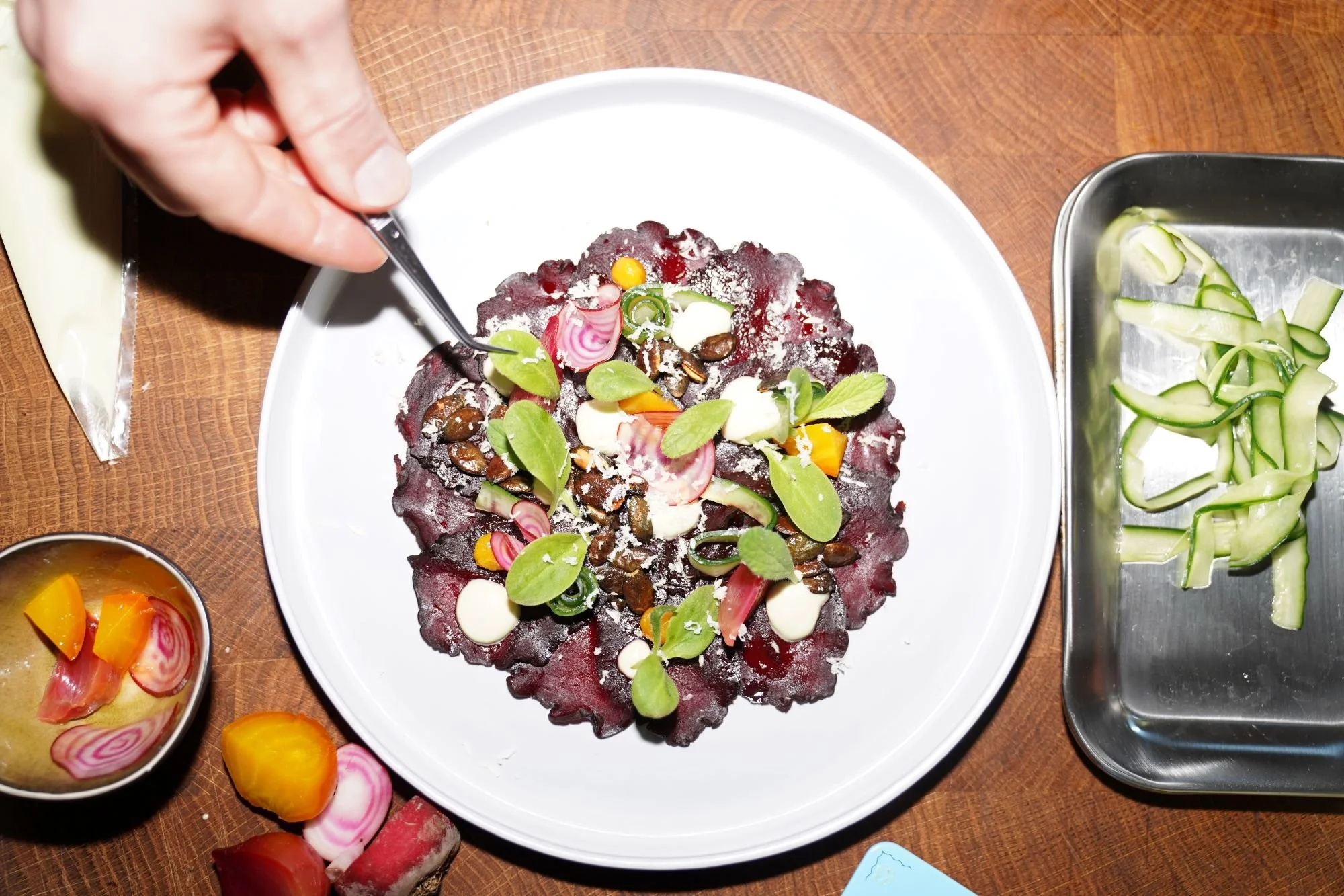 Verrano Rote Beete Carpaccio, Kürbiskernöl, Crème fraîche, Borretsch – 2