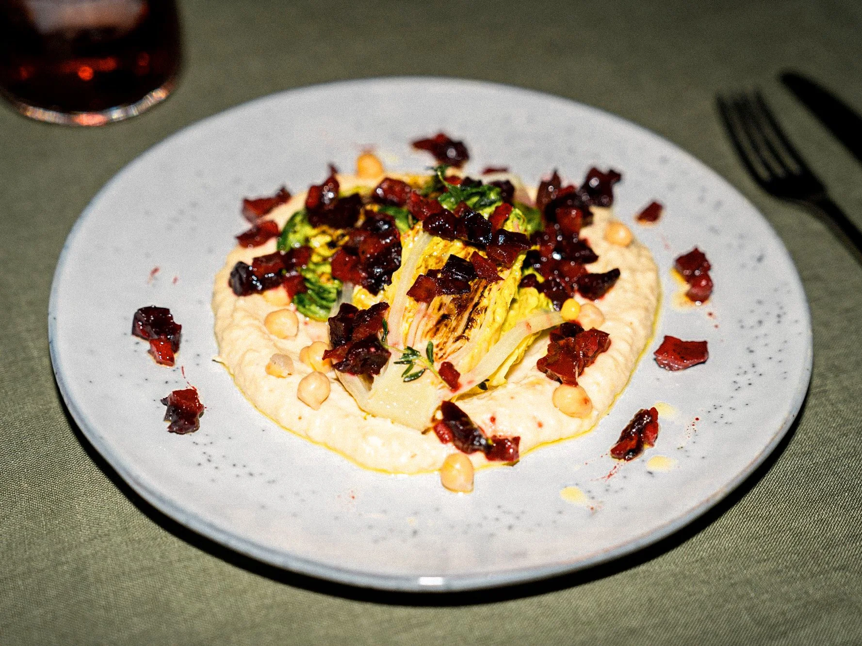 Gebratener Romana-Salat mit Hummus und Verrano Vinaigrette
